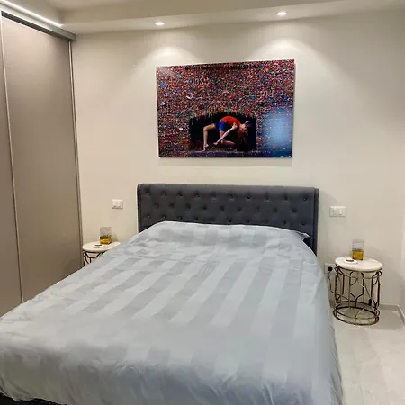 Modern And Artistic Flat *